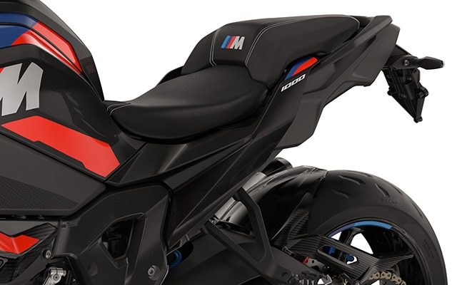 Il posteriore slanciato e le parti fresate della M 1000 XR di BMW Motorrad