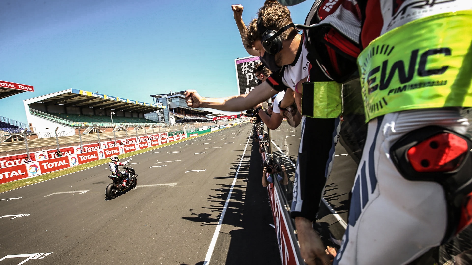 Varie moto da corsa in pista