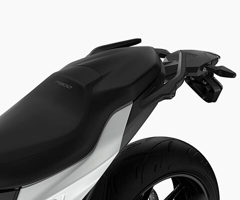 Vediamo la sella della F 900 R. Grazie alle sei altezze, ognuno trova la sua seduta ottimale.