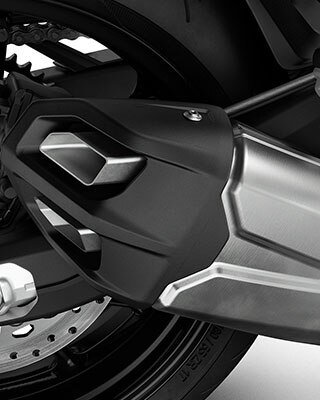Lo scarico corto sottolinea il dinamismo della F 900 R.