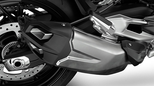 Lo scarico corto sottolinea il dinamismo della F 900 R.
