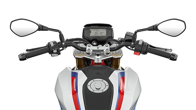 Vediamo il manubrio e gli elementi di comando della G 310 R.