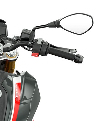 Vediamo il manubrio e gli elementi di comando della G 310 R.
