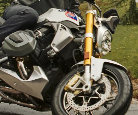 Scena di guida con la BMW R 1250 R