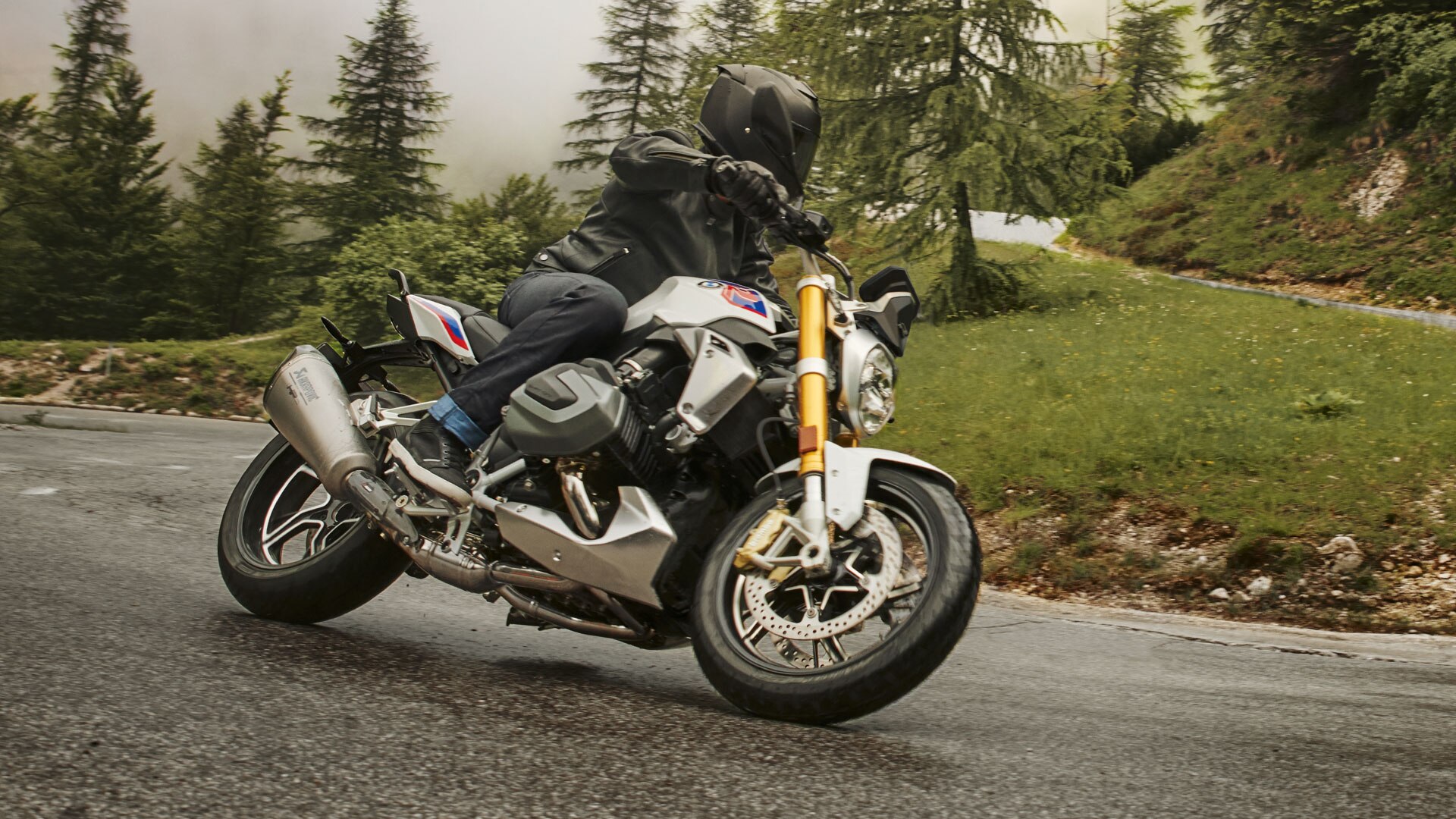 Scena di guida con la BMW R 1250 R