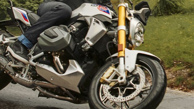 Scena di guida con la BMW R 1250 R