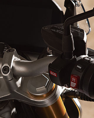 BMW R 1250 R with detailed view of the cylinder head cover and the ShiftCam model inscription