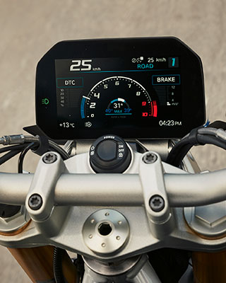 BMW R 1250 R con gli occhi puntati su manubrio e display TFT
