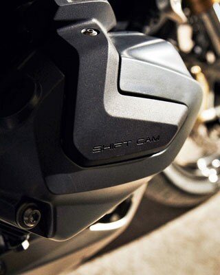 BMW R 1250 R con vista ravvicinata del coperchio della testata cilindri e della scritta Shift-Cam