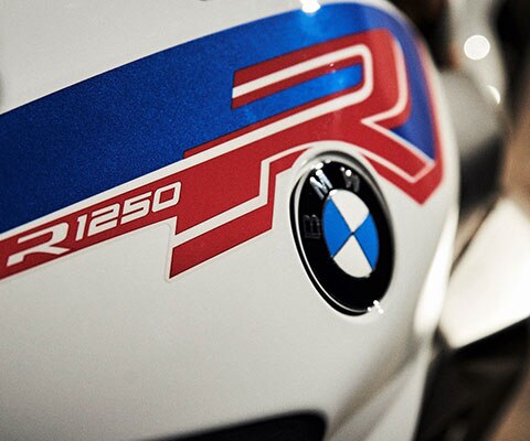 La BMW R 1250 R in Style Sport con il serbatoio in primo piano