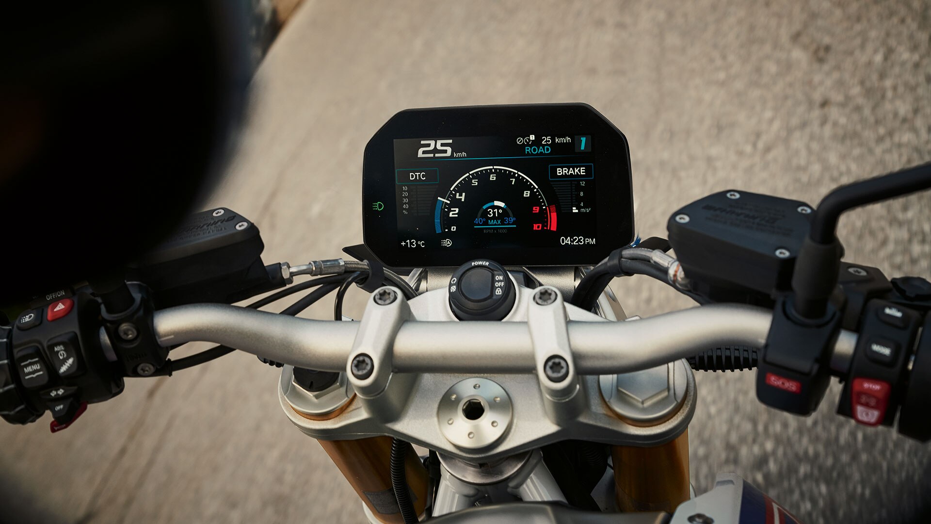 BMW R 1250 R con gli occhi puntati su manubrio e display TFT