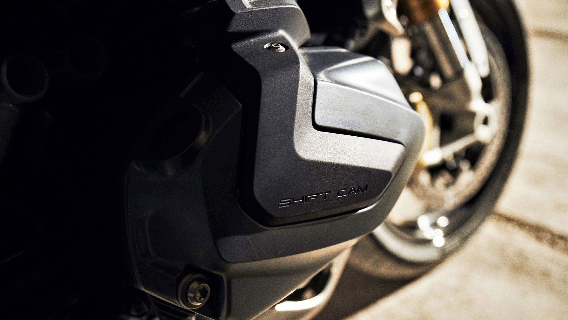 BMW R 1250 R con vista ravvicinata del coperchio della testata cilindri e della scritta Shift-Cam