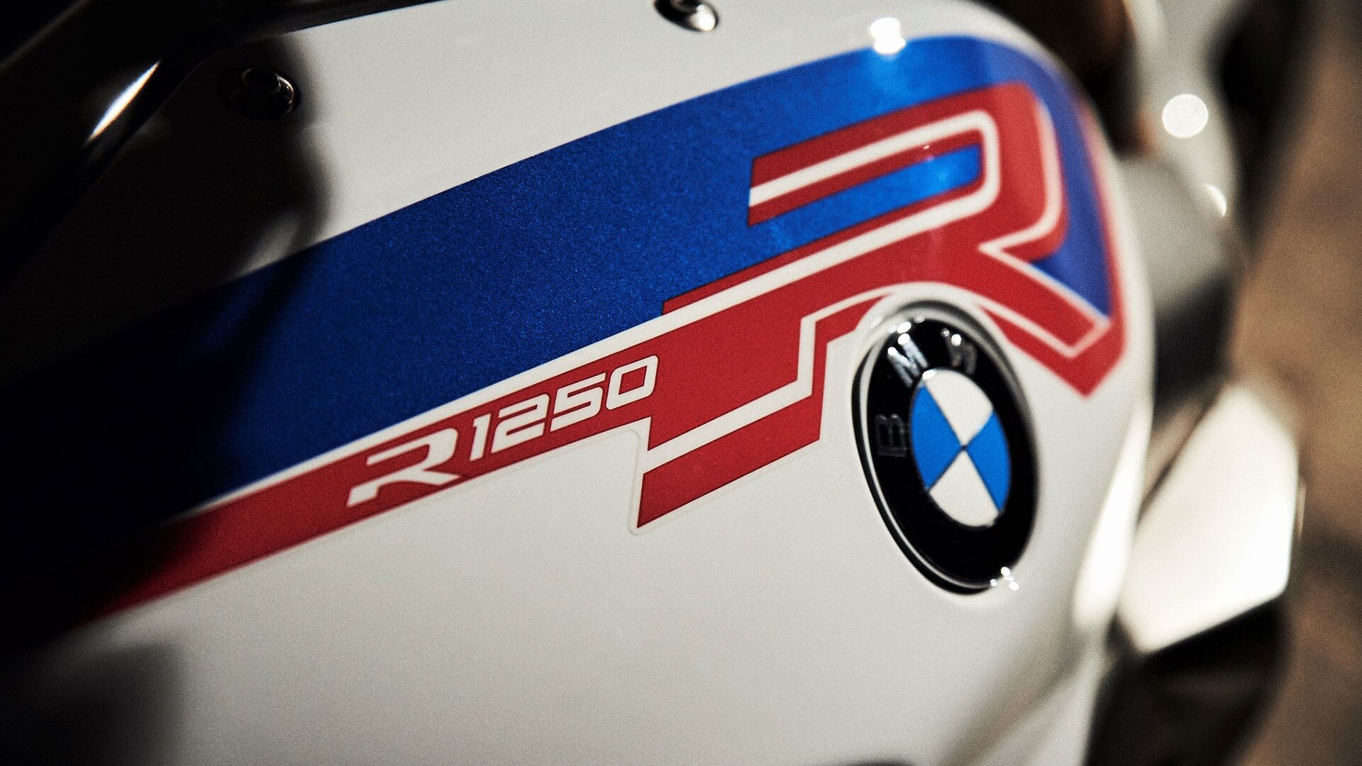 La BMW R 1250 R in Style Sport con il serbatoio in primo piano