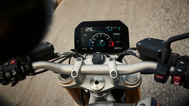 BMW R 1250 R con gli occhi puntati su manubrio e display TFT