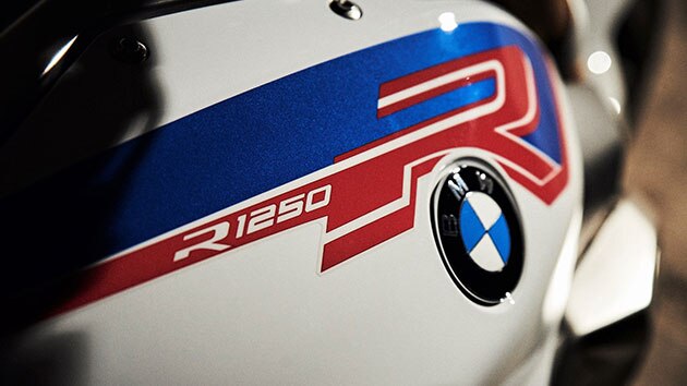 La BMW R 1250 R in Style Sport con il serbatoio in primo piano