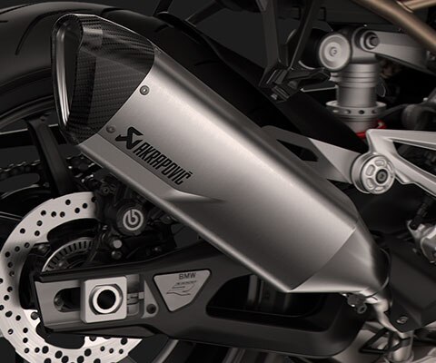 Vediamo il silenziatore sportivo in titanio e l'impianto di scarico della S 1000 R.