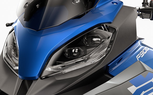 Vediamo le luci della F 900 XR.