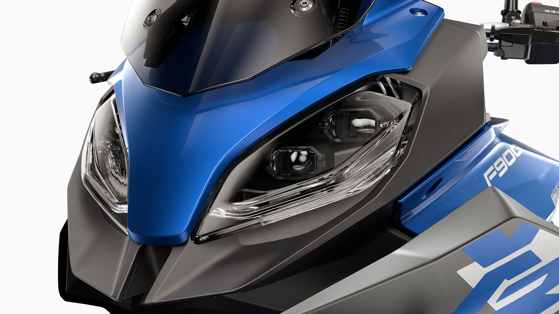 Vediamo le luci della F 900 XR.