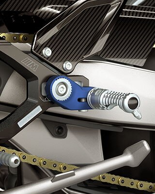 Vediamo i pezzi fresati M e le M Carbonparts della M RR nella zona delle pedane.