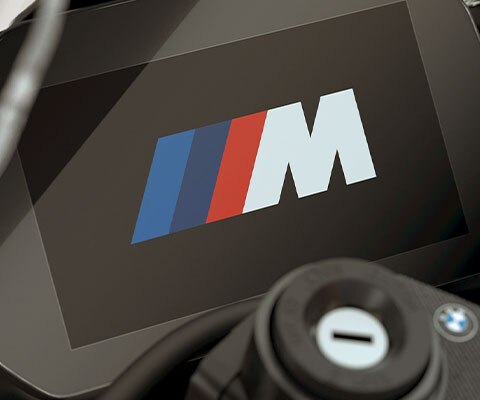 Vediamo l'animazione di avvio con il logo M nel cockpit della M RR.