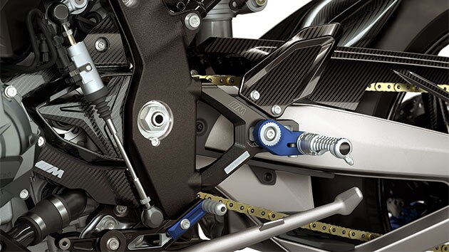 Vediamo i pezzi fresati M e le M Carbonparts della M RR nella zona delle pedane.