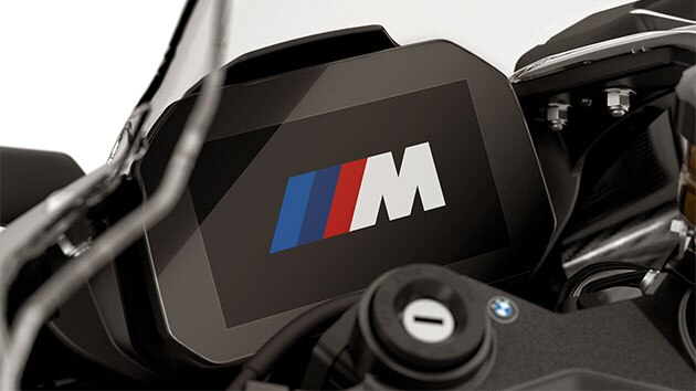 Vediamo l'animazione di avvio con il logo M nel cockpit della M RR.