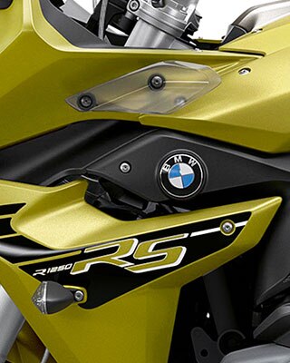 La 1250 RS in Style Sport nel colore Austin Yellow metallizzato opaco.