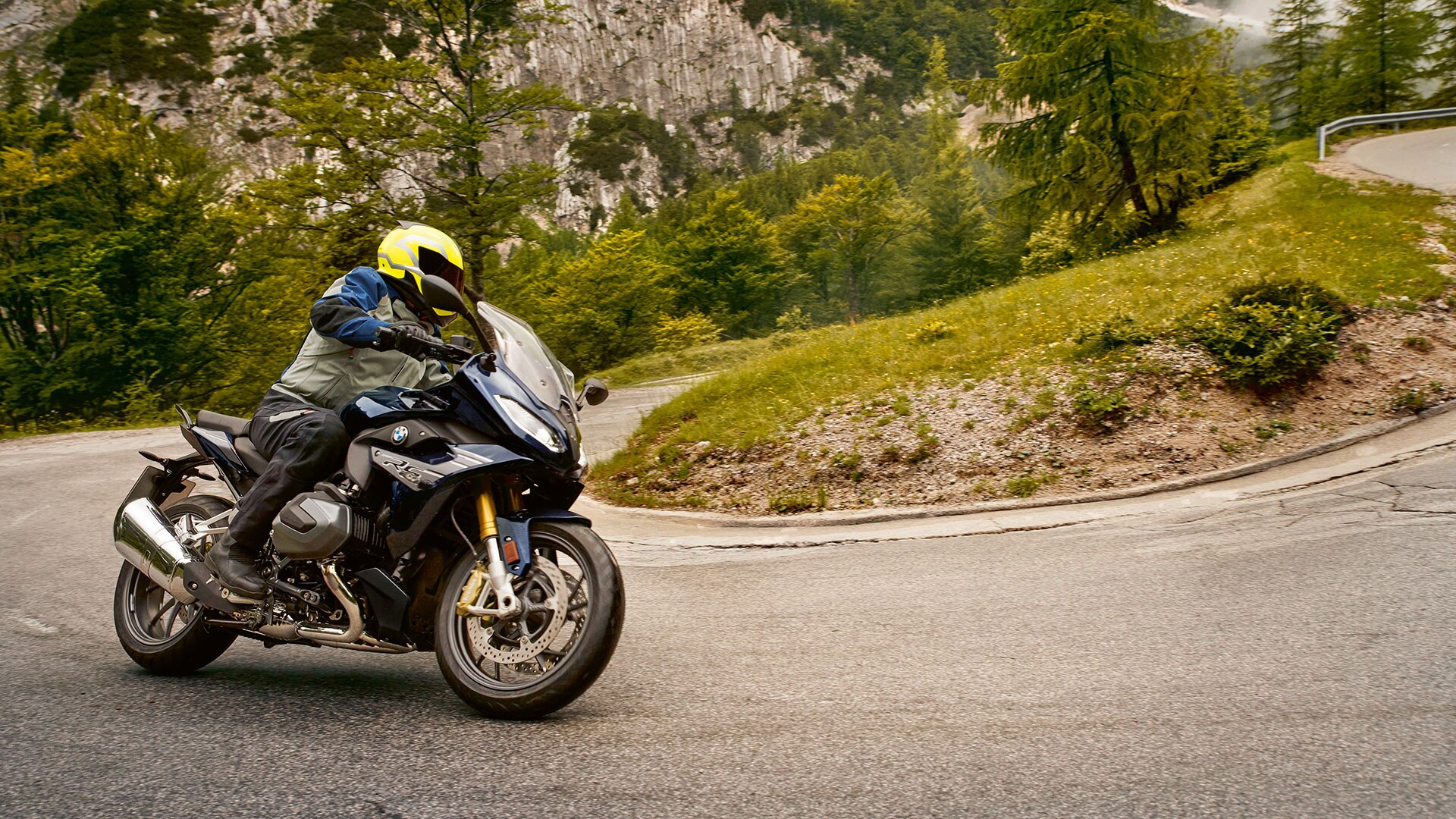 R 1250 RS su un tornante
