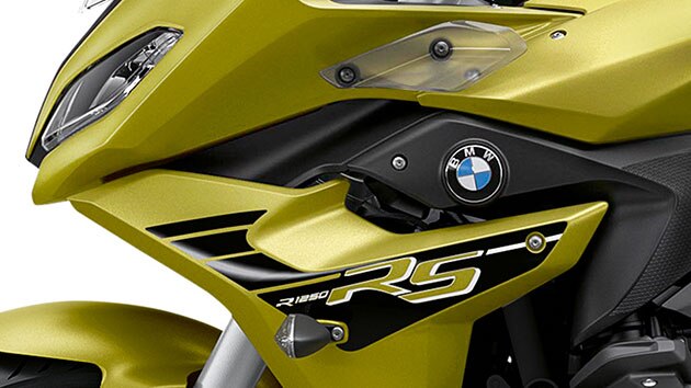 La 1250 RS in Style Sport nel colore Austin Yellow metallizzato opaco.