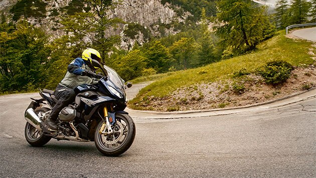 R 1250 RS su un tornante