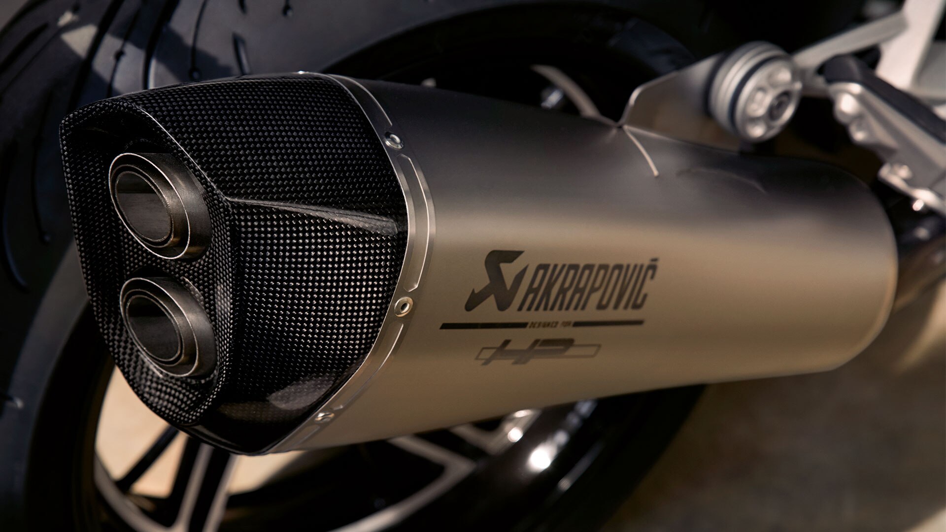 La BMW R 1250 RS con terminale di scarico Sport