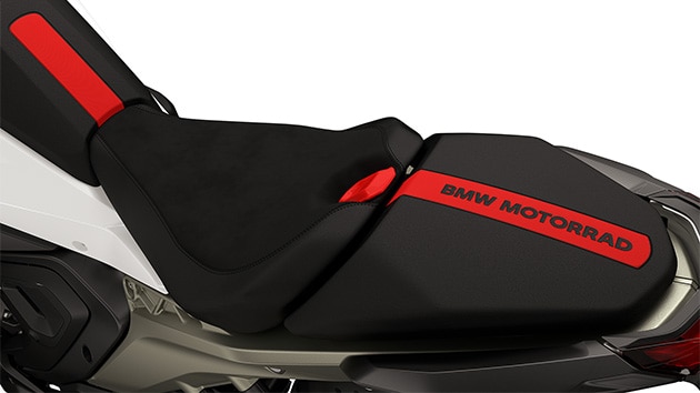 L’inserto sella verniciato della R 1300 RS