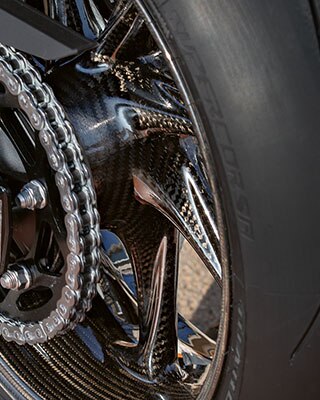 Ruota al carbonio M della nuova BMW RR
