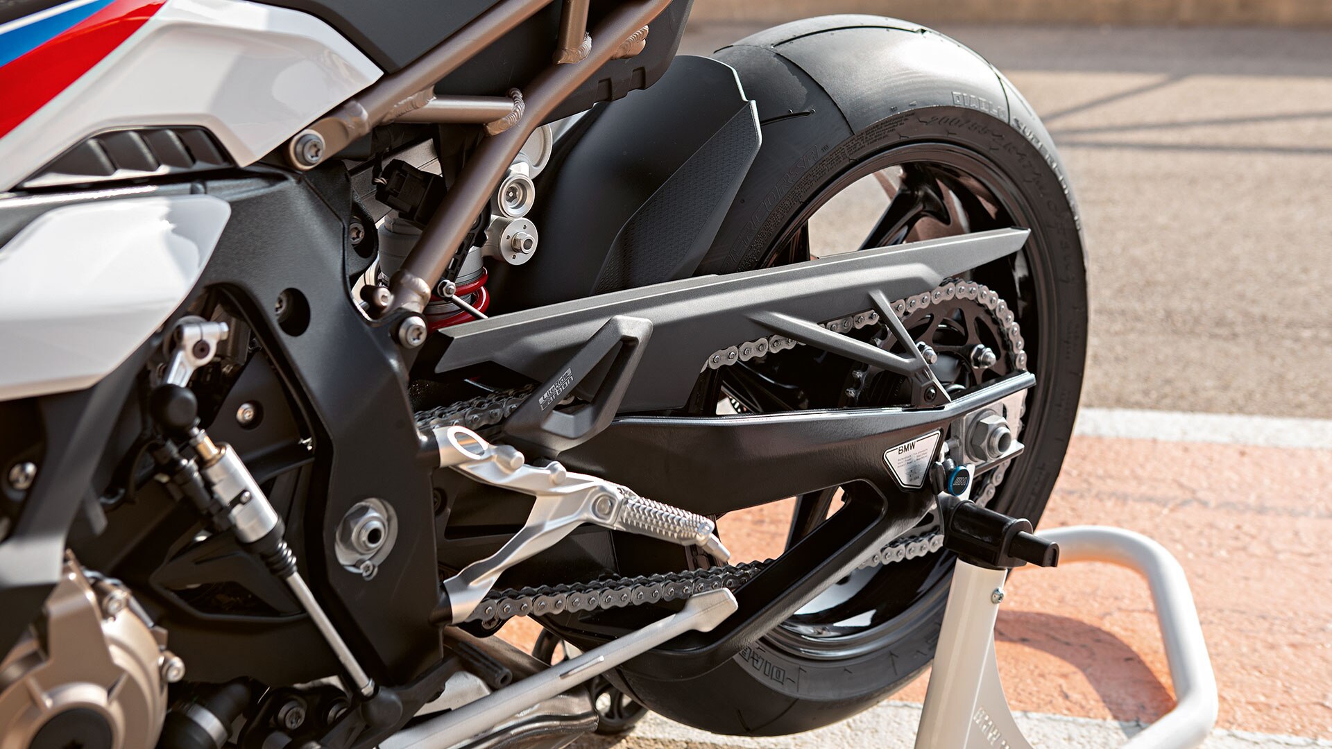 BMW RR forcellone underslung in produzione in serie