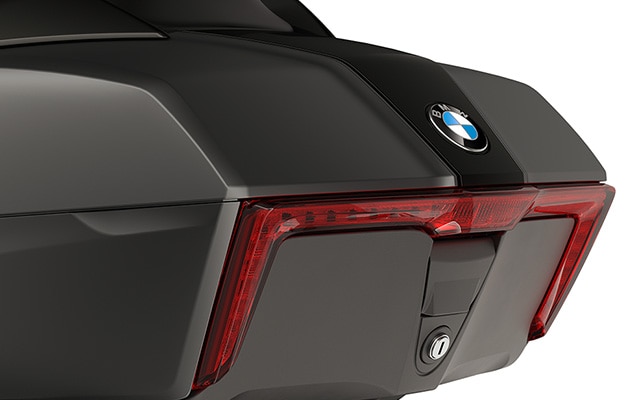 Primo piano del topcase con luce di posizione posteriore a LED della K 1600 Grand America.
