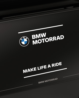 Primo piano del display a colori con schermata di avvio BMW Motorrad.