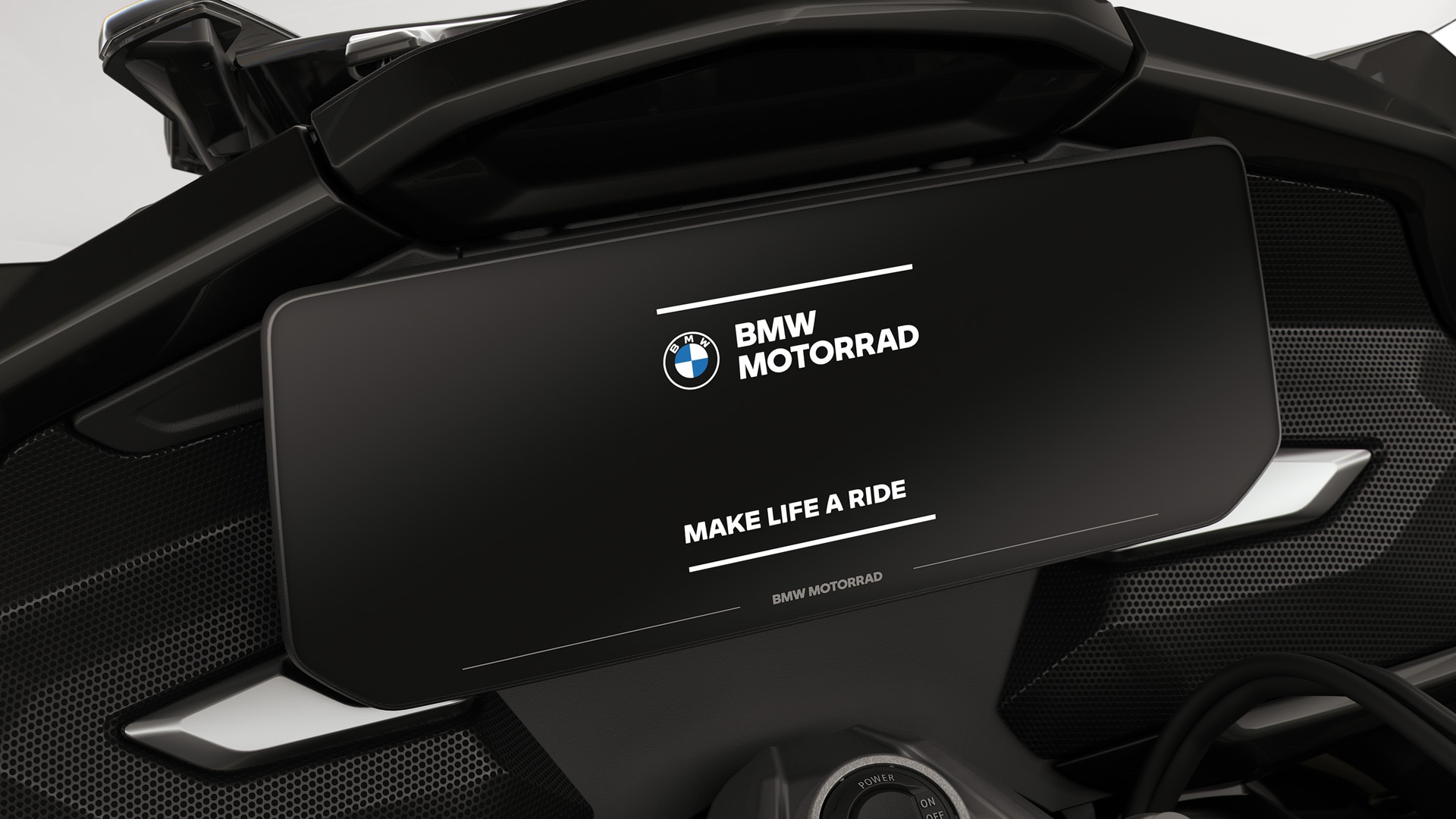 Primo piano del display a colori con schermata di avvio BMW Motorrad.