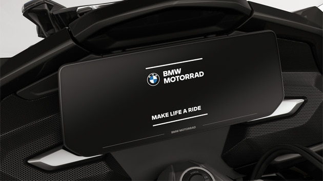 Primo piano del display a colori con schermata di avvio BMW Motorrad.
