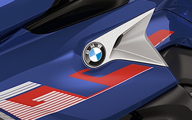 K 1600 GT in Light White Uni/Racing Blue metallizzato/Racing Red Uni.