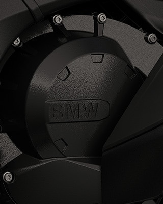 Primo piano del motore a sei cilindri.