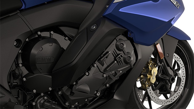 Primo piano del motore a sei cilindri.