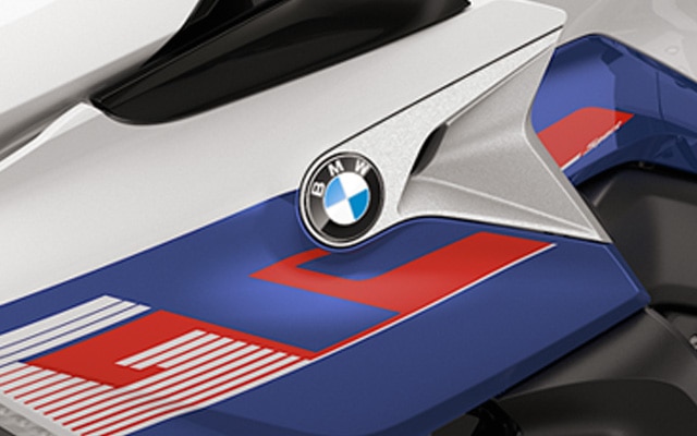 K 1600 GT in Light White Uni/Racing Blue metallizzato/Racing Red Uni.