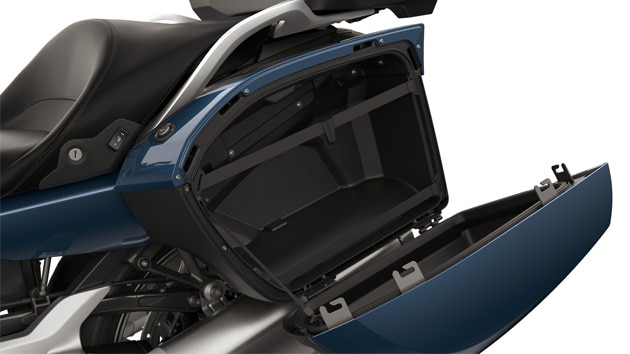 Primo piano delle tasche laterali aperte della K 1600 GTL.