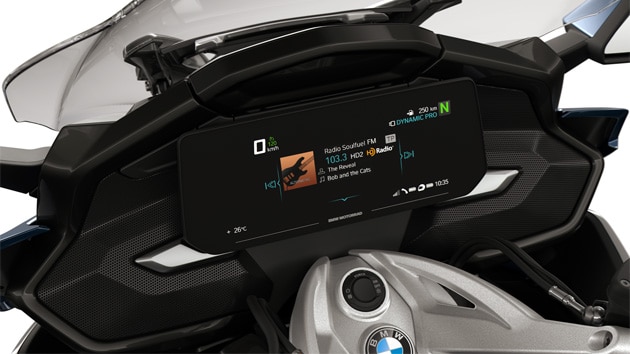 Primo piano del display TFT e delle casse della K 1600 GTL.