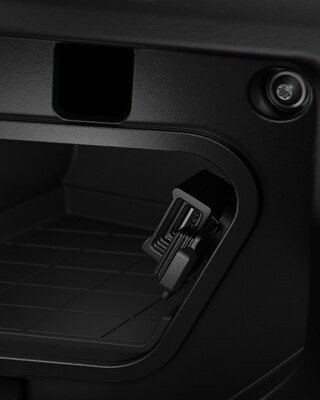 Vediamo la presa di ricarica USB nel vano portaoggetti del C 400 GT.