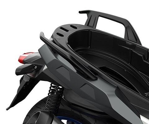 Vediamo il vano portaoggetti Flexcase aperto del C 400 X.