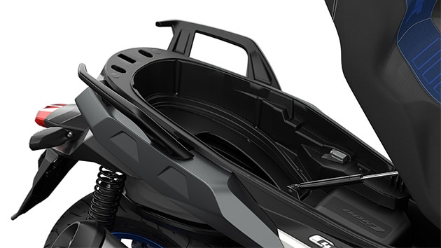 Vediamo il vano portaoggetti Flexcase aperto del C 400 X.