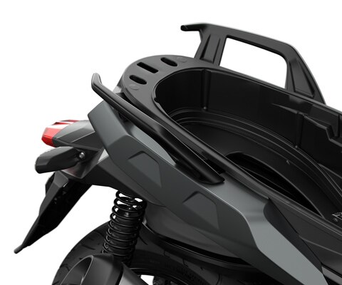 Vediamo il vano portaoggetti Flexcase aperto del C 400 X.