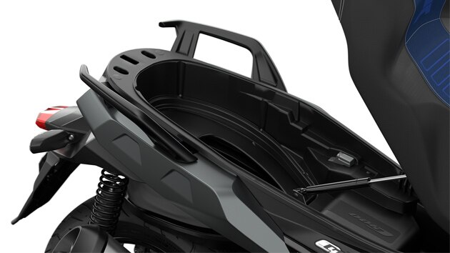 Vediamo il vano portaoggetti Flexcase aperto del C 400 X.