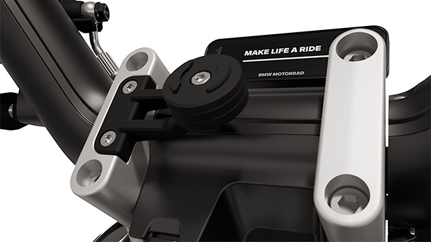 Il supporto per smartphone dal design altamente integrato dell’eParkourer CE 02 di BMW Motorrad